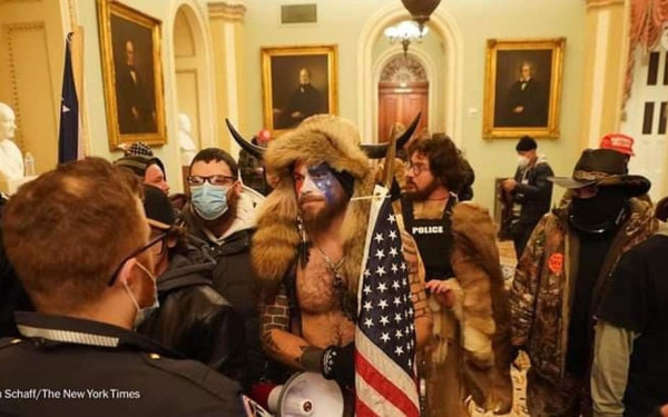 Η επιτροπή για την εισβολή στο Καπιτώλιο εισηγείται την παραπομπή του Τραμπ σε δίκη