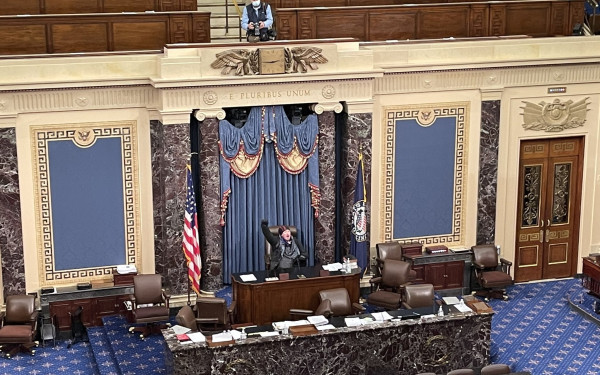 Διακόπηκε η συνεδρίαση στο Καπιτώλιο των ΗΠΑ-Στο βήμα οπαδοί του Τραμπ