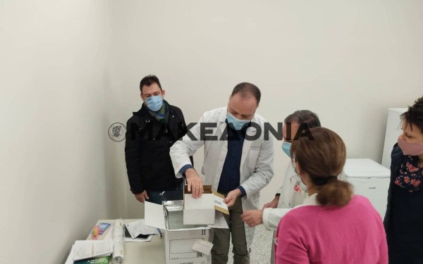 Θεσσαλονίκη: 80 φιαλίδια στο «Παπανικολάου» για εμβολιασμό υγειονομικών κατά του κορονοϊού (φωτ.)