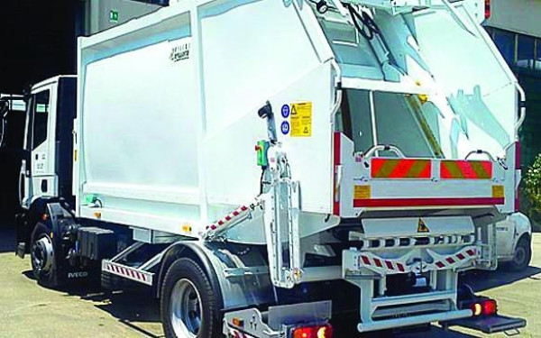 Εργατικό δυστύχημα στο Ξυλόκαστρο: Αυτοκίνητο έπεσε σε απορριμματοφόρο και σκότωσε υπάλληλο