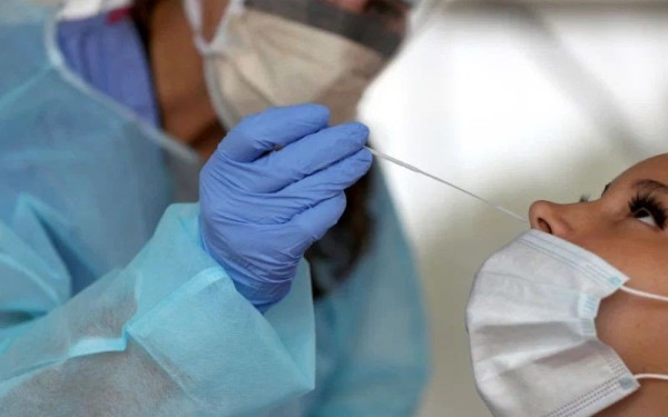 Η μετάδοση του κορονοϊού στους εργασιακούς χώρους της Θεσσαλονίκης έφερε τα υποχρεωτικά tests στους εργαζόμενους 