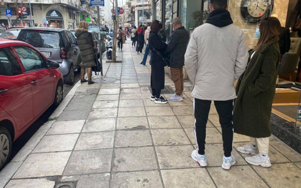 Θεσσαλονίκη: Κοσμοσυρροή στο κέντρο – Ουρές έξω από μεγάλες αλυσίδες (Φωτ)