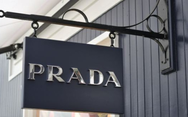 O οίκος Prada διέκοψε συνεργασία με Κινέζα ηθοποιό που εγκατέλειψε τα παιδιά της που γεννήθηκαν από παρένθετες μητέρες