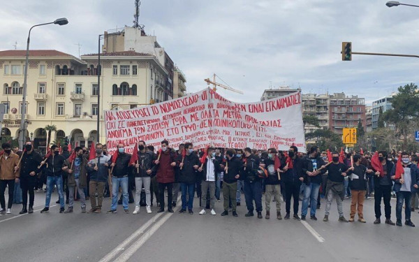 Θεσσαλονίκη:  Βροντερό "όχι" φοιτητών και εκπαιδευτικών στο νομοσχέδιο για την Παιδεία - Eκτεταμένα επεισόδια (βίντεο, φωτ.)