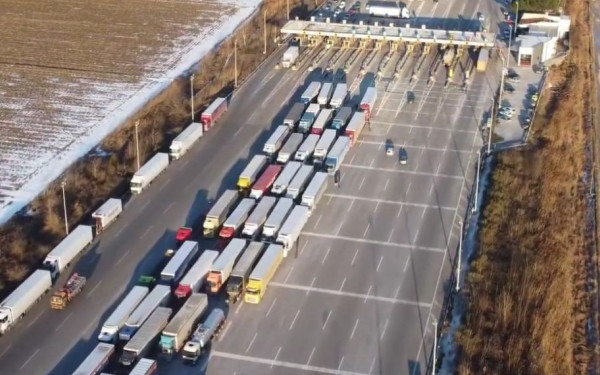 Ασύλληπτες εικόνες στα διόδια των Μαλγάρων με φορτηγά σε... αδιέξοδο (βίντεο)