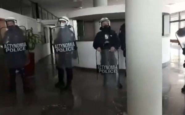 Αστυνομικές δυνάμεις εισέβαλαν στην κατειλημμένη από φοιτητές Πρυτανεία του ΑΠΘ (Βίντεο)