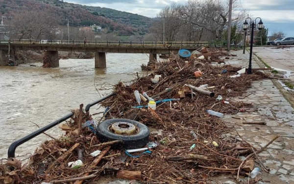 Πλημμύρες: Οι επιχειρήσεις βγαίνουν από τις λάσπες και μετράνε τις πληγές τους