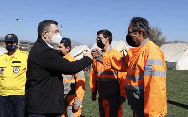 Σκηνές για τη διαμονή 250 σεισμόπληκτων του Τυρνάβου παρέδωσε ο Α. Τζιτζικώστας