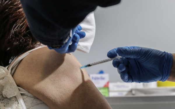 Οι Βρετανοί δεν θα εμβολιάζουν τους κάτω των 30 με AstraZeneca-Πόσα περιστατικά θρομβώσεων εντόπισαν