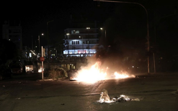 Νέα Σμύρνη: Πολεμικό κλίμα και δεκάδες οι καταγγελίες για αστυνομική βία (Βίντεο)