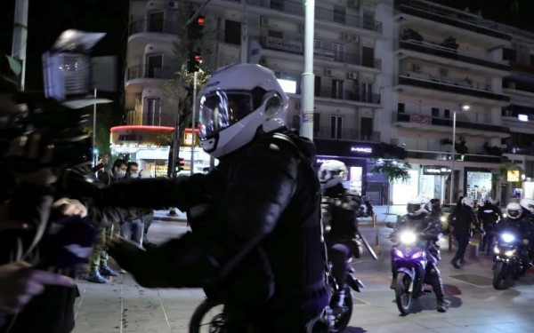 Επεισόδια στη Νέα Σμύρνη: 10 οι τραυματίες αστυνομικοί - 16 συλλήψεις και 11 προσαγωγές