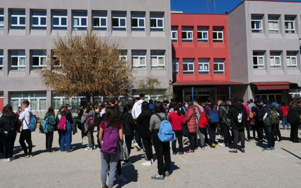 «Αποβάλλονται» τα κινητά τηλέφωνα από τα σχολεία - Οι ποινές που προβλέπει το σχέδιο του υπουργείου Παιδείας