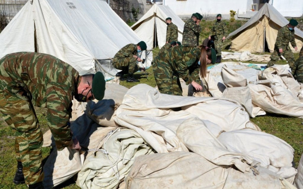 Ακόμη δύο νταλίκες με σκηνές και είδη ανάγκης έφθασαν στον Τύρναβο