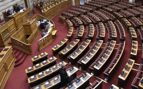 Βουλή: Τα κόμματα καταδικάζουν ομόθυμα την επίθεση κατά αστυνομικού στη Νέα Σμύρνη