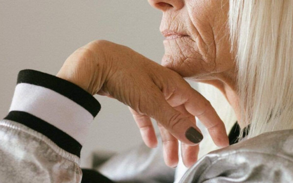 Νόσος Αλτσχάιμερ: H αδιόρατη αλλαγή στην ομιλία που μαρτυρά τη φθορά του νου