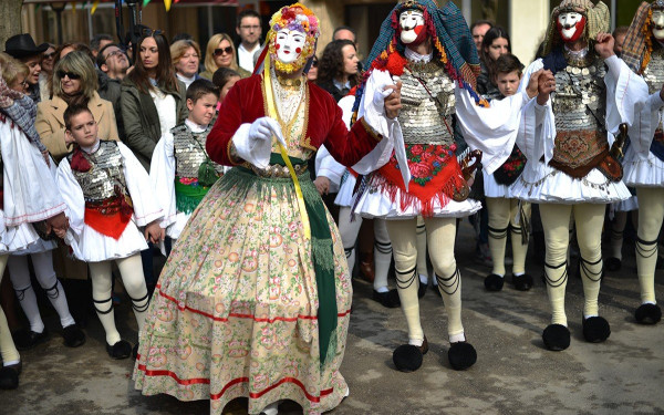 Νάουσα: Με το δρώμενο «Γενίτσαροι και Μπούλες» κορυφώθηκε η Αποκριά