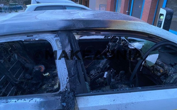 Αθήνα: Εμπρησμός σε φορτηγάκια των ΕΛΤΑ στην Καλλιθέα - Τους έριξαν εύφλεκτο υλικό και τους έβαλαν φωτιά (βίντεο)