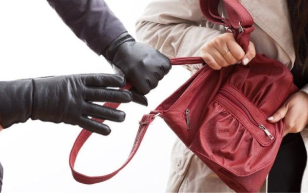 Εύοσμος: «Τσαντάκηδες» έκλεβαν με τη βία πεζές γυναίκες