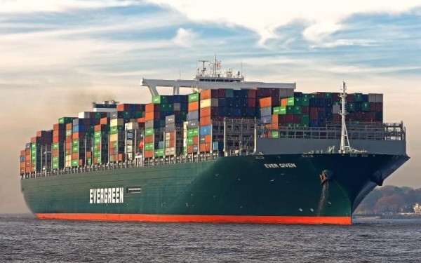 Διώρυγα Σουέζ: Αγώνας δρόμου για τη ρυμούλκηση του Ever Given 