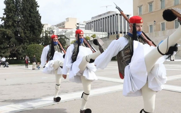 Περηφάνια και συγκίνηση προκαλούν οι Εύζωνες στον Άγνωστο Στρατιώτη (βίντεο)