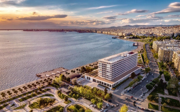 Θεσσαλονίκη: Παρκουρίστας πήδηξε από την πεζογέφυρα στο Μακεδονία Παλάς - Δείτε βίντεο