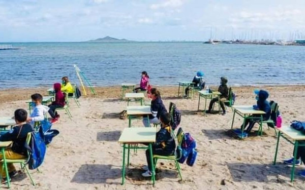 Στη Μούρθια της Ισπανίας μαθητές και εκπαιδευτικοί βρήκαν διέξοδο από την πανδημία στην παραλία (φωτ.)