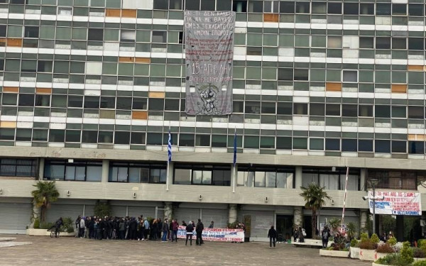 ΑΠΘ: Κατάληψη στην πρυτανεία από φοιτητές - Διήμερος αποκλεισμός όλου του πανεπιστημίου (Φωτ.)