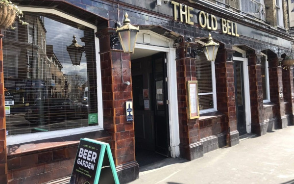 «Γονατίζουν» από την ακρίβεια και οι Βρετανοί - Παμπ και εστιατόρια μειώνουν τις ώρες λειτουργίας