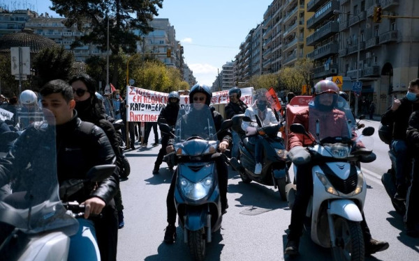 Θεσσαλονίκη: Μοτοπορεία από τους διανομείς για τον 55χρονο που σκοτώθηκε στην Τσιμισκή - Ζητούν μέτρα ασφαλείας