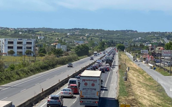 Θεσσαλονίκη: Κίνηση στους δρόμους, «πολιορκία» στα ΚΤΕΛ στην κορύφωση της εξόδου της Αποκριάς