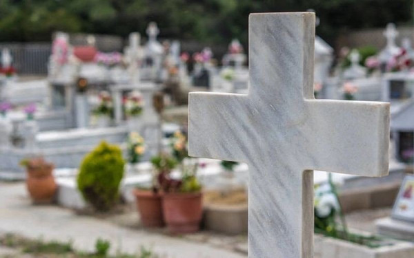 Θεσσαλονίκη - Σκηνικό τρόμου σε νεκροταφείο: Τον φώναξε να καθαρίσει τον τάφο της γιαγιάς του και έβγαλε όπλο (βίντεο)