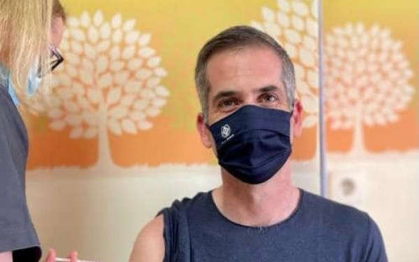Με AstraZeneca εμβολιάστηκε ο Κώστας Μπακογιάννης