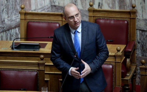 «Άναψαν τα αίματα» στη Βουλή για τις παρακολουθήσεις- «Η κυβέρνηση δεν θα επιτρέψει να μείνει σκιά» 