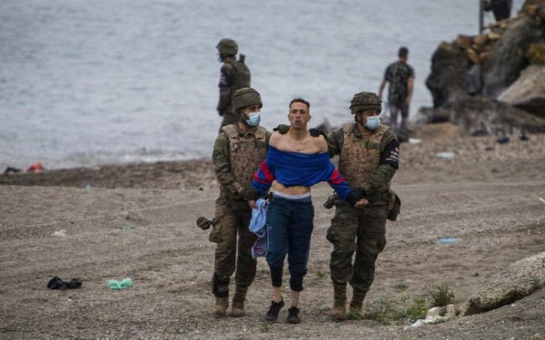  Ισπανός αστυνομικός έσωσε ένα μισοπνιγμένο μωρό στη Θέουτα