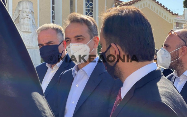 Επίσκεψη Μητσοτάκη στην Καλαμαριά- Η κατάθεση στεφάνου, οι selfies και τα δώρα (βίντεο & φωτ.)