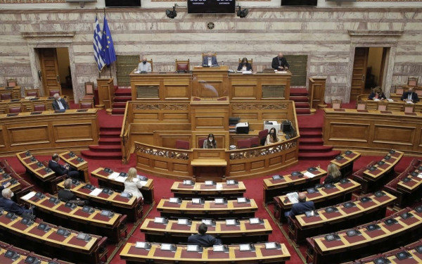 Βουλή: "Πέρασαν" απολιγνιτοποίηση και τροπολογίες: Ενίσχυση υγειονομικών, μείωση ισχύος πιστοποιητικών νόσησης και αναστολή χρεώσεων Υ.Κ.Ω