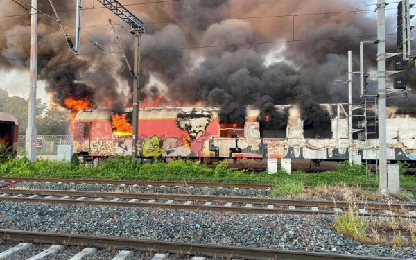 Φωτιά σε εγκαταλελειμμένα βαγόνια στο αμαξοστάσιο του ΟΣΕ (Βίντεο-Φωτ.)