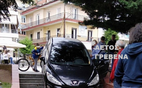 Οδηγός διέσχισε μέχρι και τα σκαλάκια της πλατείας με... το αυτοκίνητο (φωτ.)
