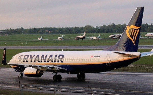 Τρόμος σε πτήση της Ryanair: Ξέσπασε φωτιά στο φτερό του αεροπλάνου