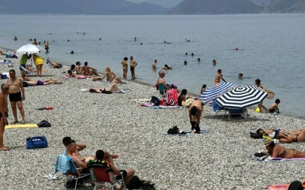 Αναστάτωση σε παραλία της Κρήτης - Ανασύρθηκε άνδρας χωρίς τις αισθήσεις του 