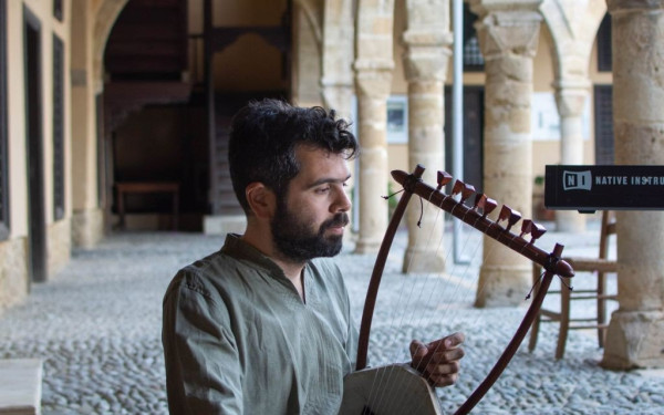 Θεσσαλονικιός παίζει αρχαία λύρα και ηχογραφεί μουσική μέχρι και για... video games (φωτ.)