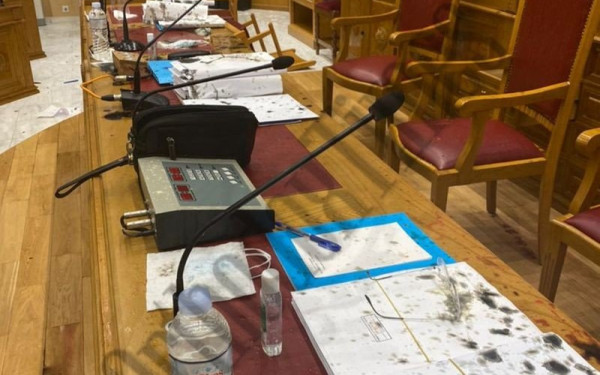 Συγκλονιστικές εικόνες από την αίθουσα συνεδριάσεων που έριξαν βιτριόλι στους Μητροπολίτες
