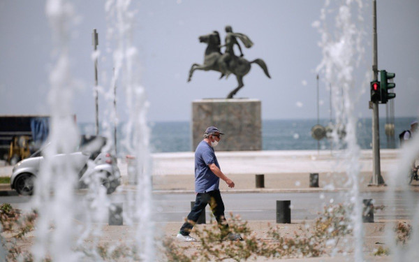 Καιρός: Επιμένει για 15η μέρα σερί ο καύσωνας - Από την Τρίτη υποχωρεί η θερμοκρασία
