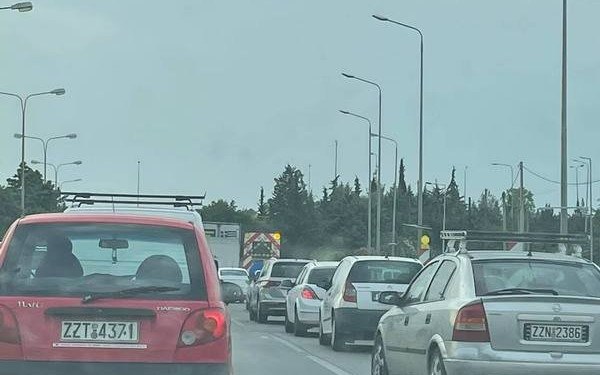 Θεσσαλονίκη: Τροχαίο ατύχημα στον Περιφερειακό - Συγκρούστηκαν δύο ΙΧ