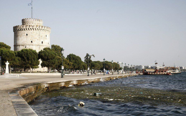 Γέμισε σκουπίδια ο Θερμαϊκός στο ύψος του Λευκού Πύργου (φωτ.)