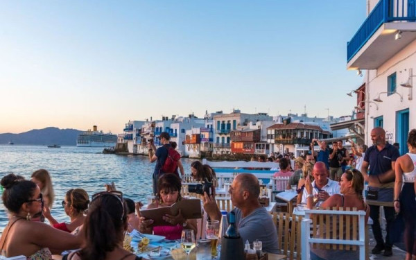 Προς ιστορικό ρεκόρ ο τουρισμός, αλλά οι Έλληνες διαμαρτύρονται για ακρίβεια και έλλειψη υποδομών