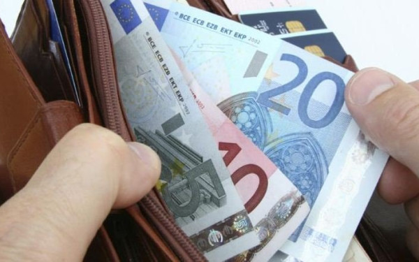 Θεσσαλονίκη: 58χρονη έκλεψε πορτοφόλι και κάρτες 61χρονου και έκανε συναλλαγές - Συνελήφθη από τις αρχές