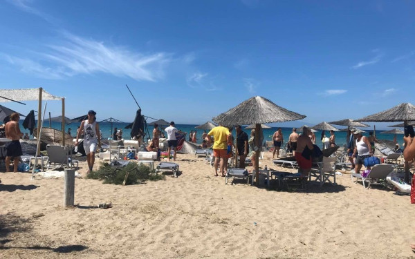 Ανεμοστρόβιλος στα Νέα Μουδανιά: Τι λένε επισκέπτες, κάτοικοι και επαγγελματίες (βίντεο)
