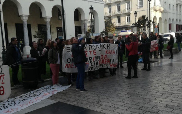 Βγήκαν στους δρόμους οι 48 καθαρίστριες του Ψυχιατρικού Νοσοκομείου Θεσσαλονίκης