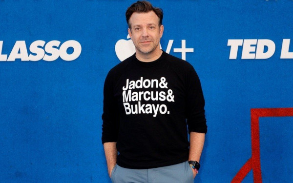 Ο "Ted Lasso" Τζέισον Σουντέικις στηρίζει Σάντσο, Ράσφορντ και Σάκα (βίντεο)